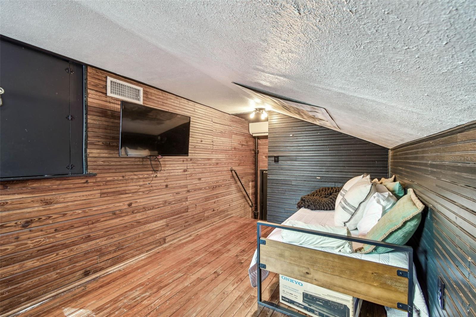 Image 26 of 37 For 233 24th Street N