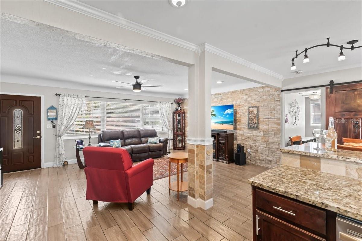 Image 10 of 53 For 6698 35th Avenue N