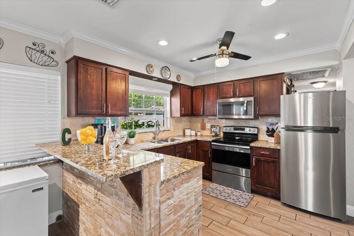 Image 11 of 53 For 6698 35th Avenue N