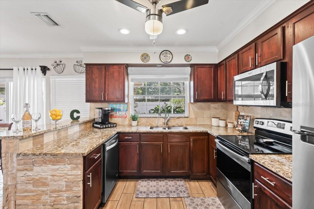 Image 12 of 53 For 6698 35th Avenue N