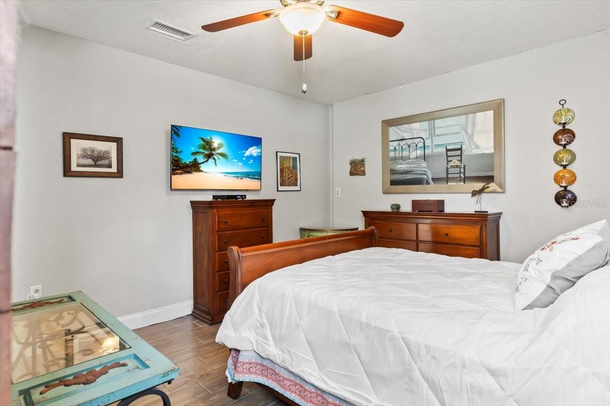 Image 17 of 53 For 6698 35th Avenue N