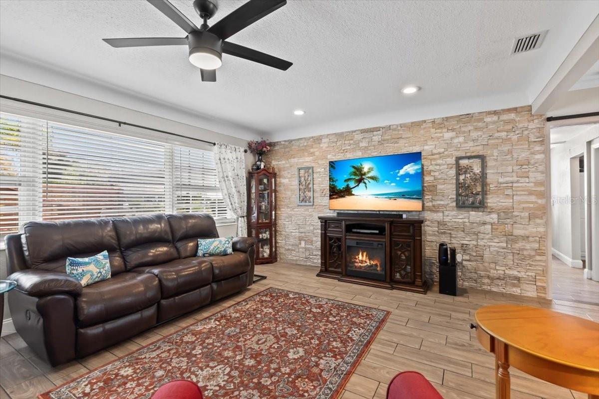 Image 6 of 53 For 6698 35th Avenue N