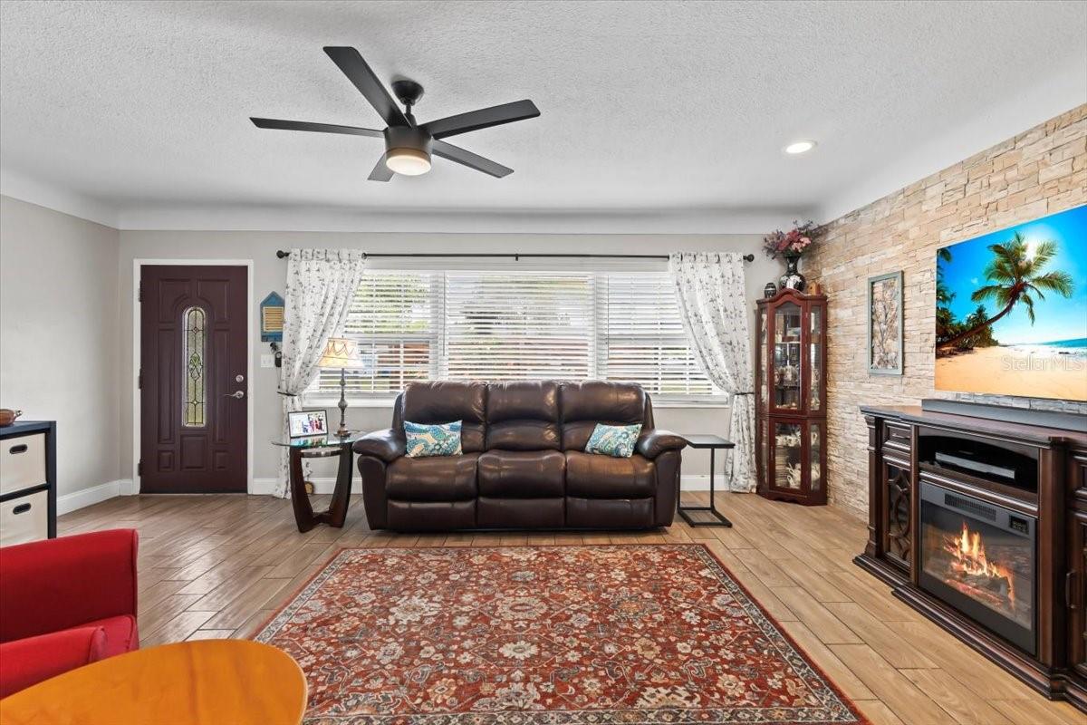 Image 7 of 53 For 6698 35th Avenue N