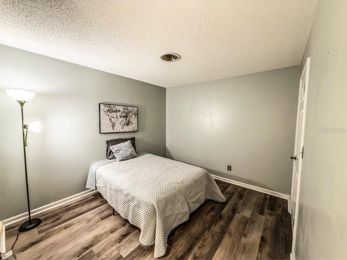 Listing photo id 9 for 35058 Whispering Oaks Boulevard