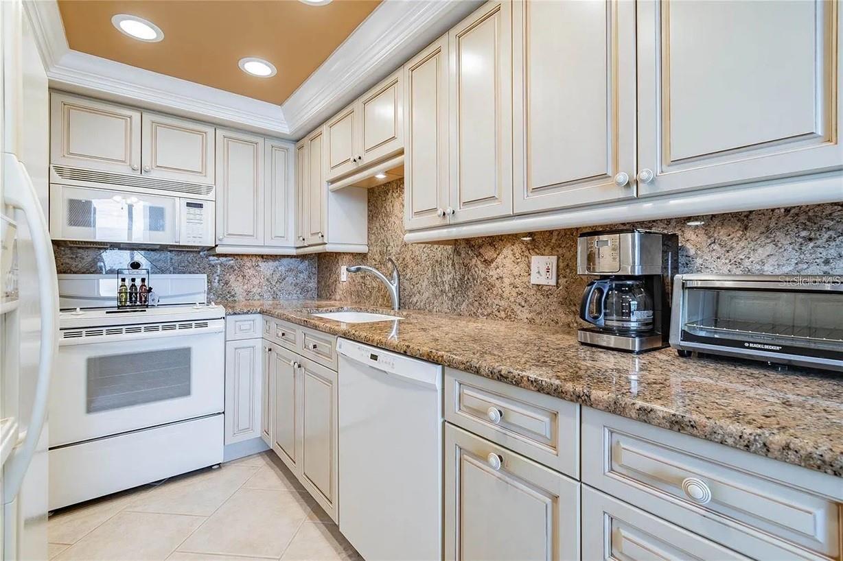 Listing photo id 12 for 7100 Sunset Way 1006