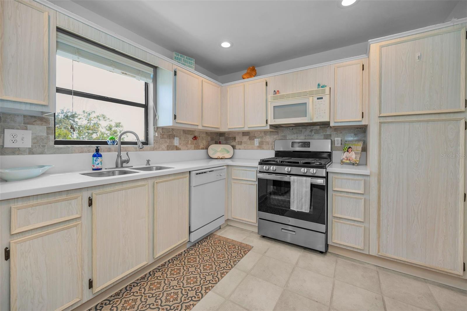 Image 22 of 75 For 6190 80th Street N 411