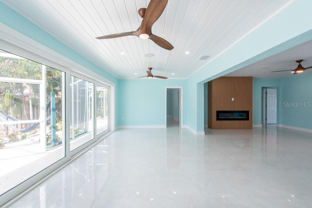 Listing photo id 8 for 4643 Bay Crest Drive