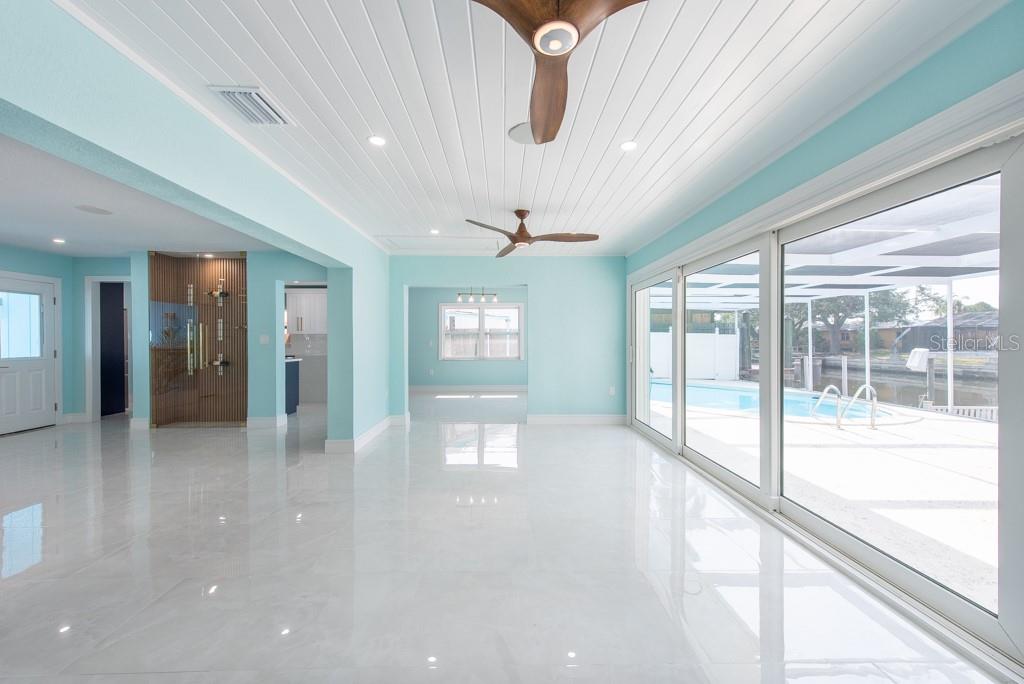 Listing photo id 9 for 4643 Bay Crest Drive