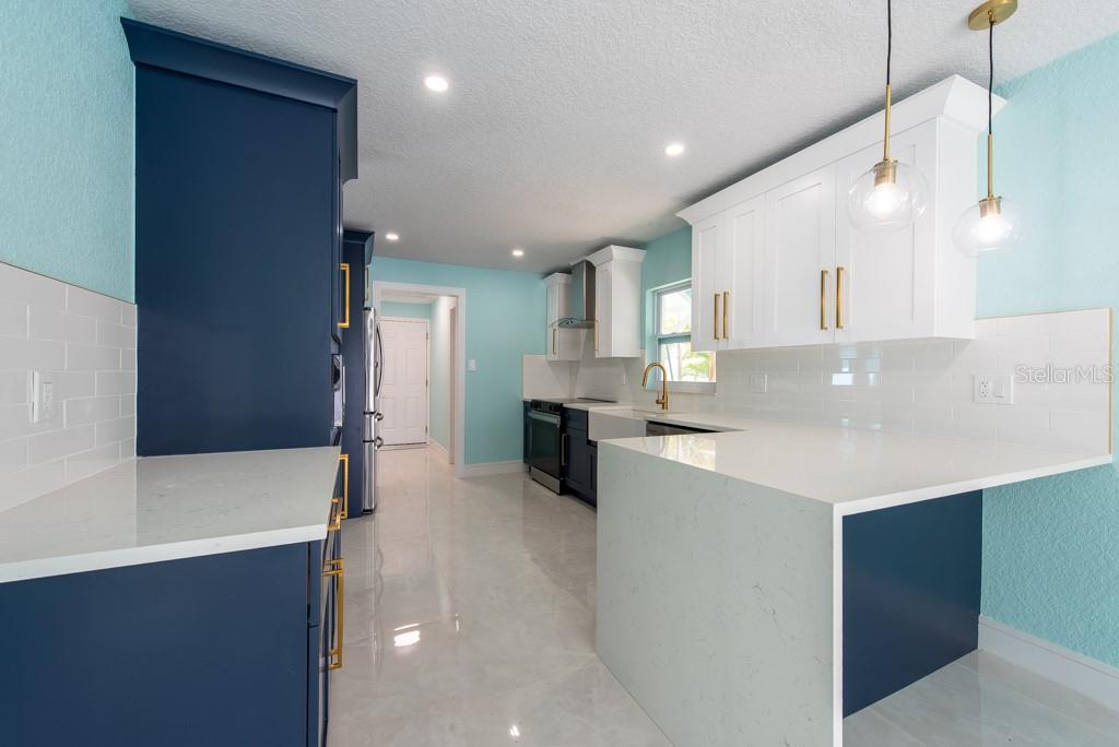 Listing photo id 11 for 4643 Bay Crest Drive