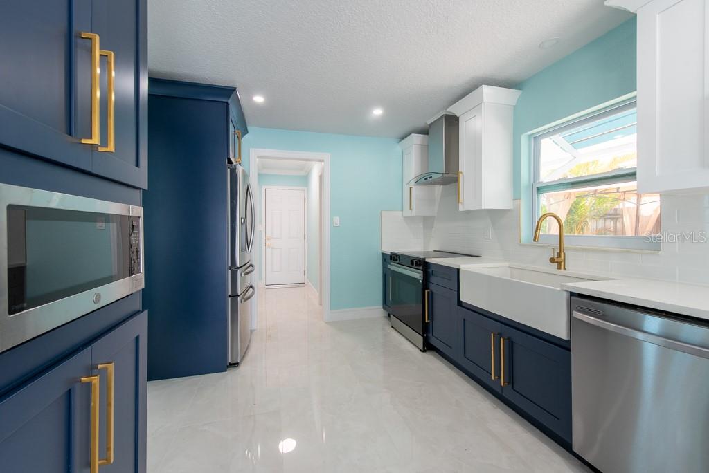 Listing photo id 12 for 4643 Bay Crest Drive
