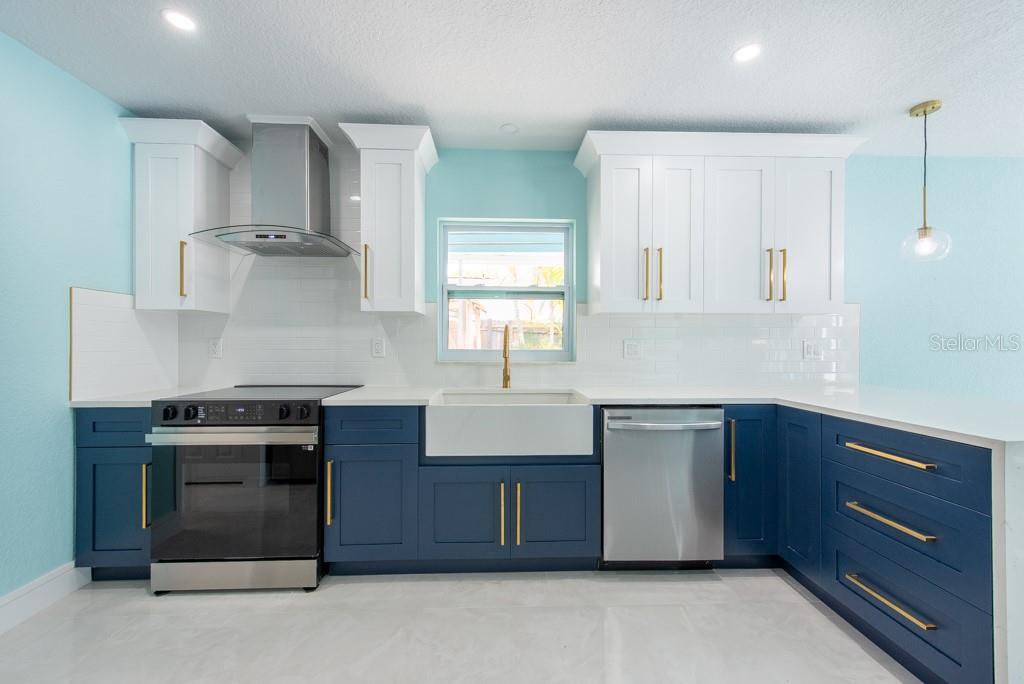 Listing photo id 13 for 4643 Bay Crest Drive