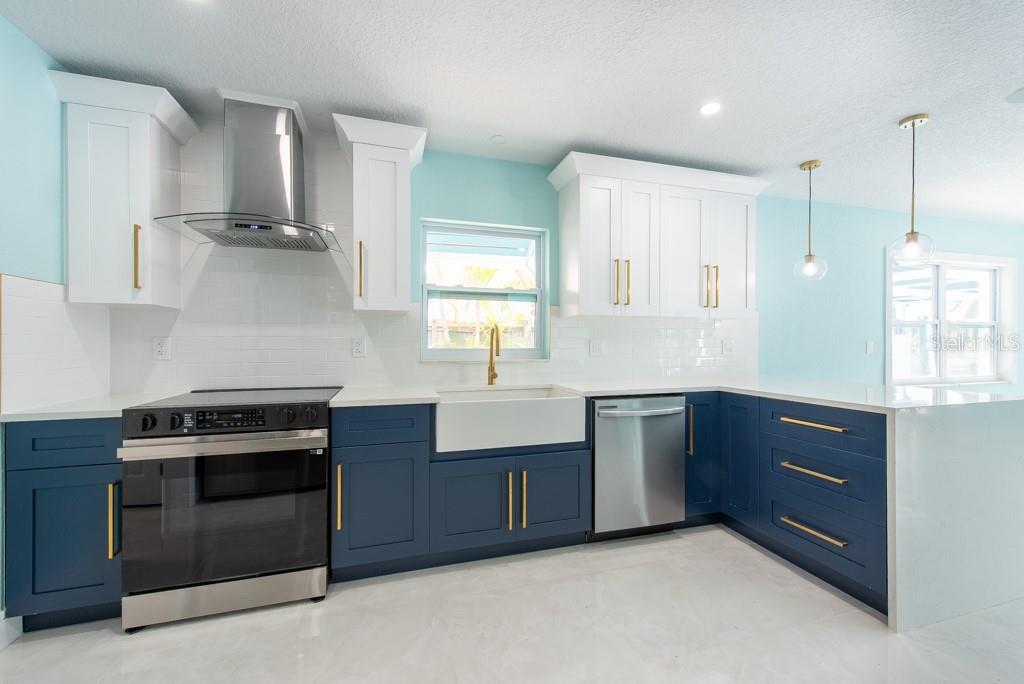 Listing photo id 14 for 4643 Bay Crest Drive