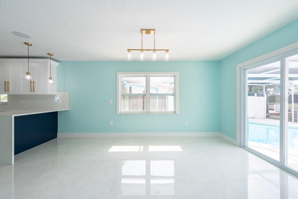 Listing photo id 18 for 4643 Bay Crest Drive