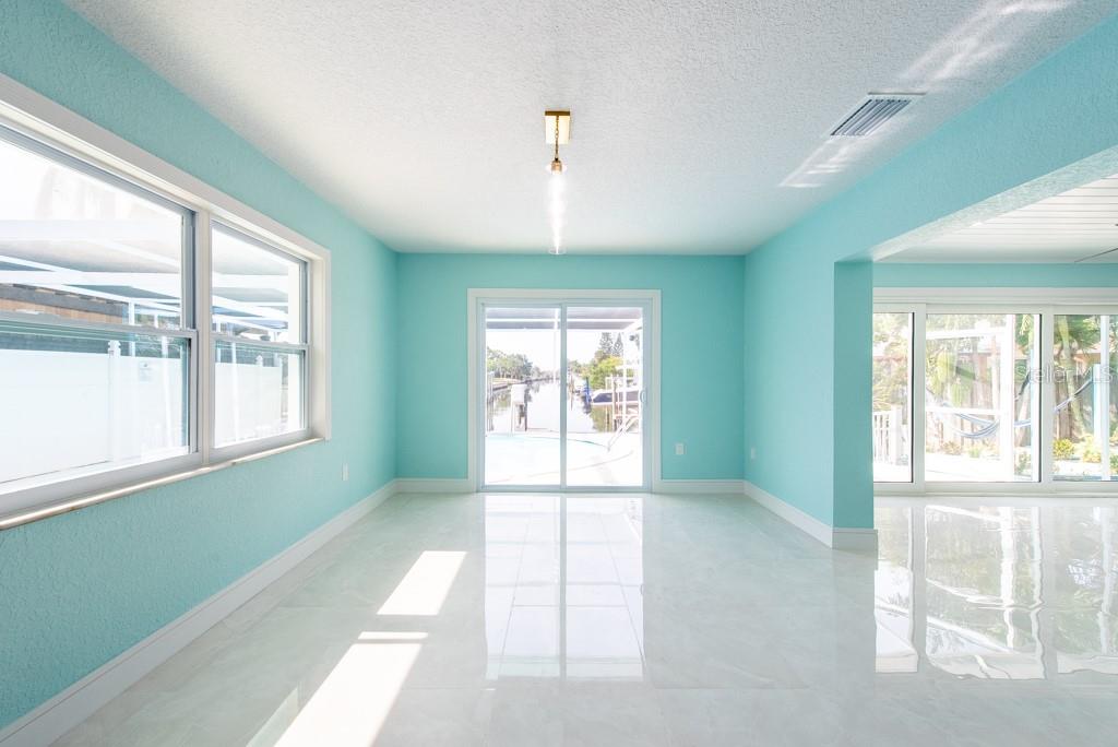Listing photo id 19 for 4643 Bay Crest Drive