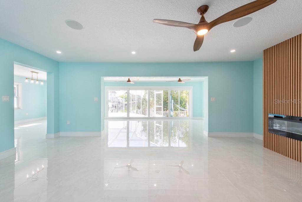 Listing photo id 3 for 4643 Bay Crest Drive