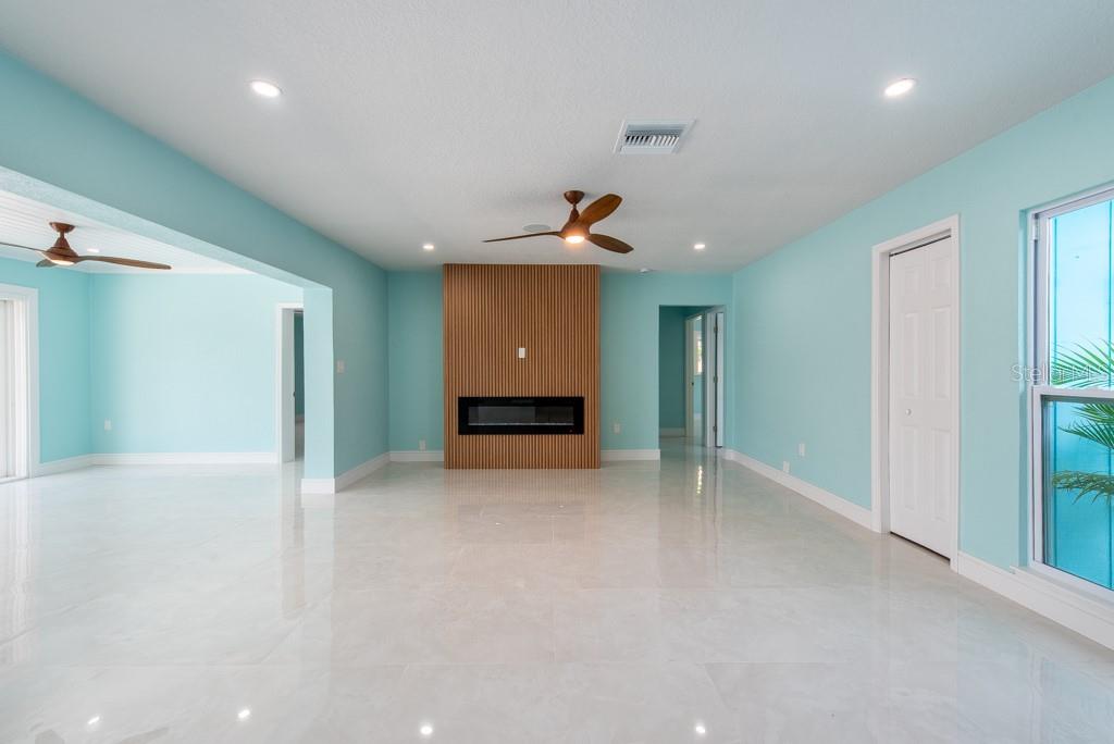 Listing photo id 4 for 4643 Bay Crest Drive