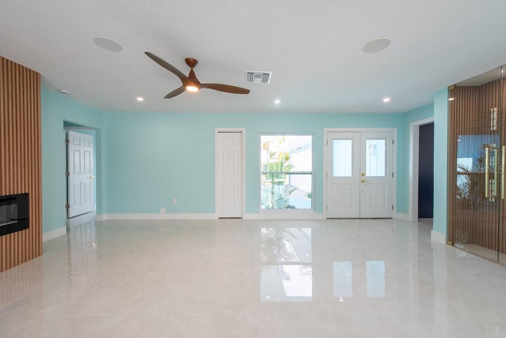 Listing photo id 5 for 4643 Bay Crest Drive