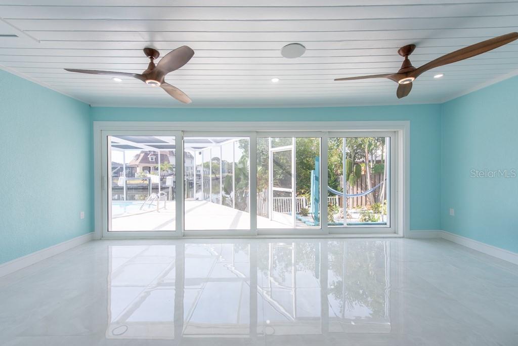 Listing photo id 7 for 4643 Bay Crest Drive
