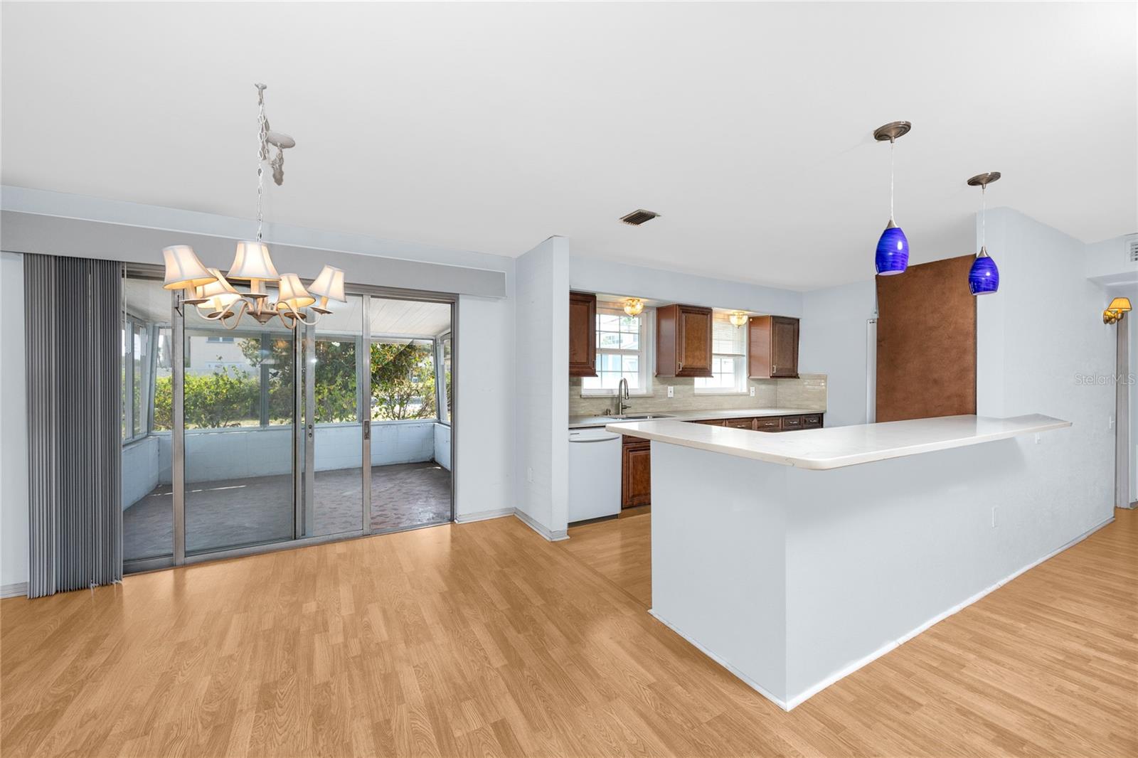 Listing photo id 2 for 7777 117th Street