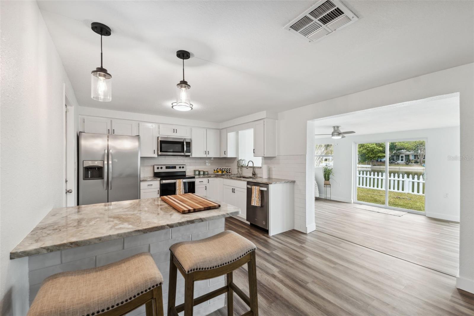 Listing photo id 8 for 2252 Society Drive