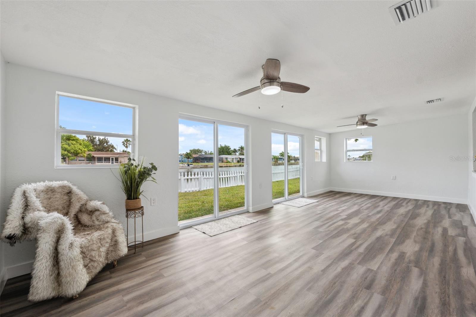 Listing photo id 13 for 2252 Society Drive