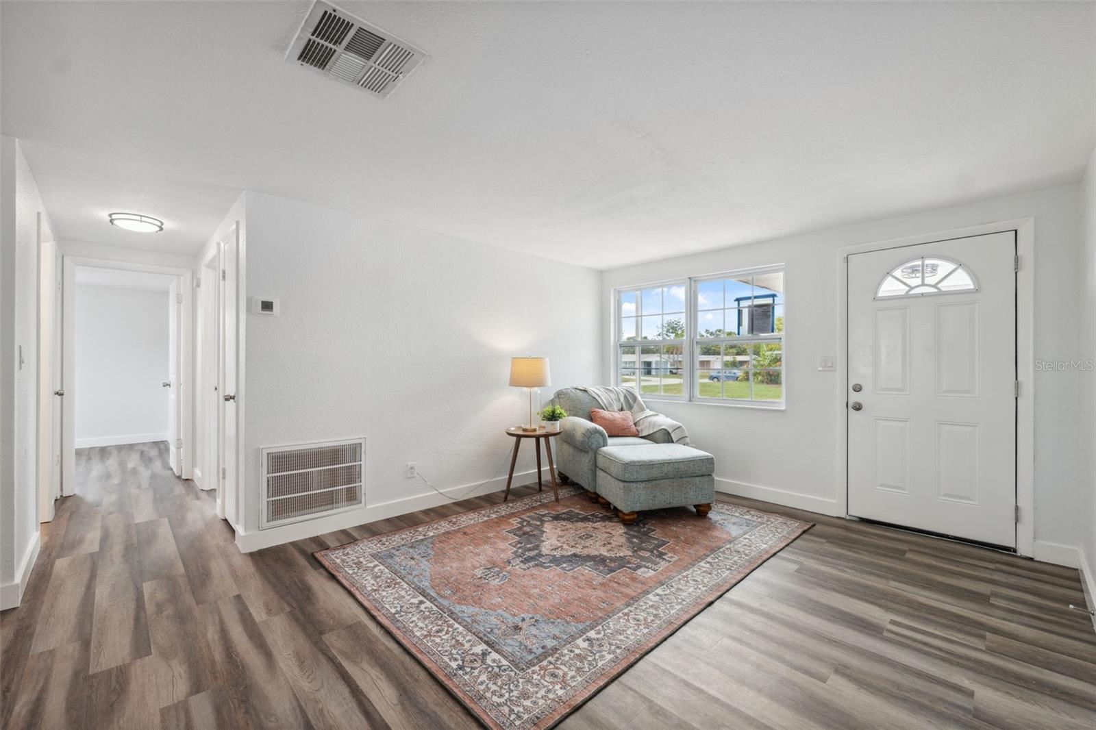 Listing photo id 4 for 2252 Society Drive