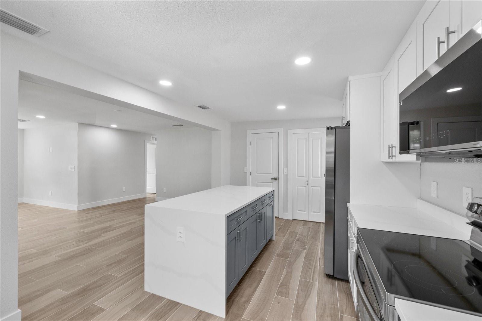 Listing photo id 8 for 3910 Iowa Avenue