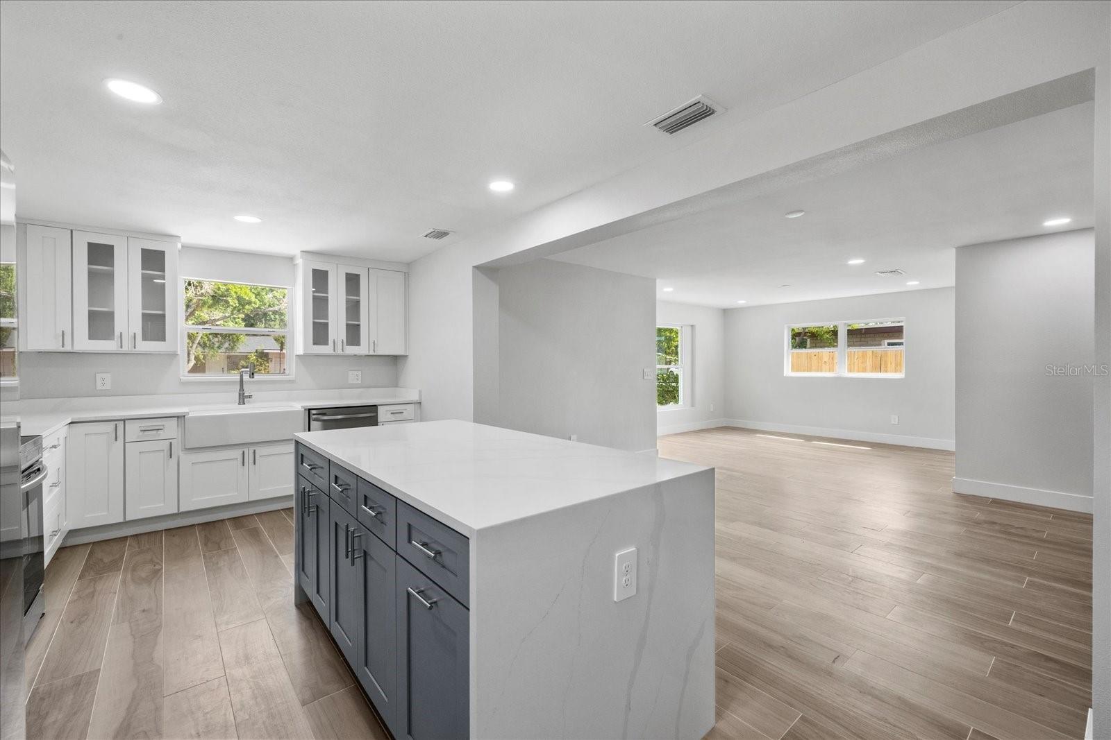 Listing photo id 9 for 3910 Iowa Avenue