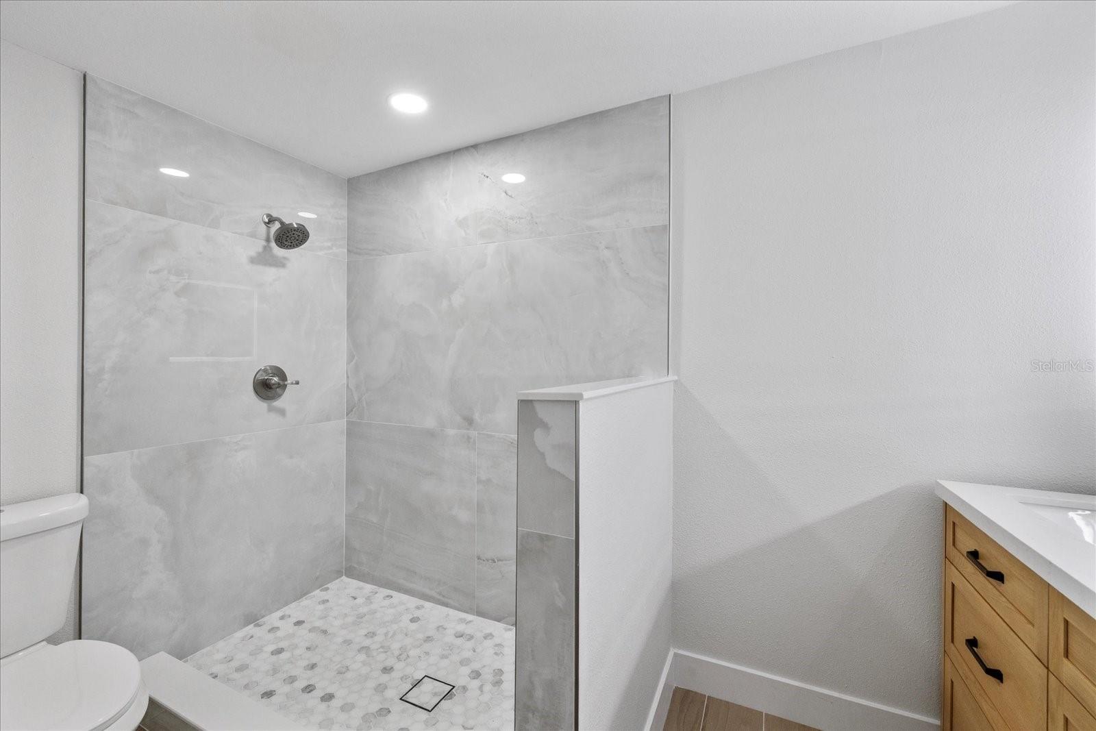 Listing photo id 15 for 3910 Iowa Avenue