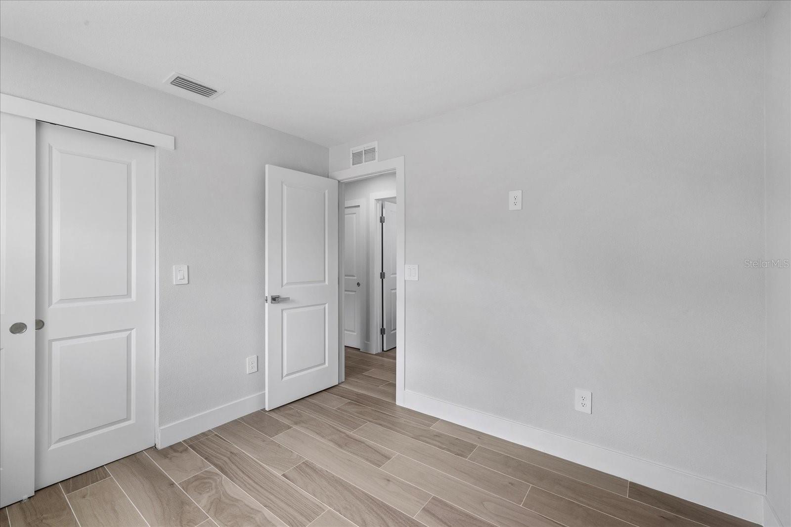 Listing photo id 17 for 3910 Iowa Avenue