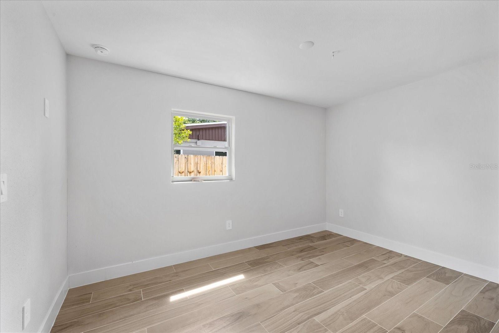 Listing photo id 19 for 3910 Iowa Avenue