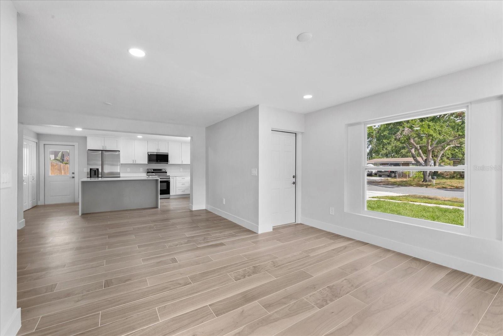 Listing photo id 2 for 3910 Iowa Avenue