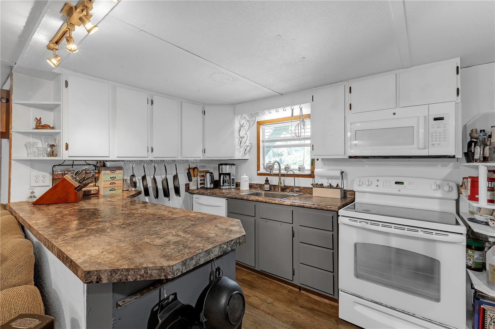 Listing photo id 6 for 4748 Merlin Circle