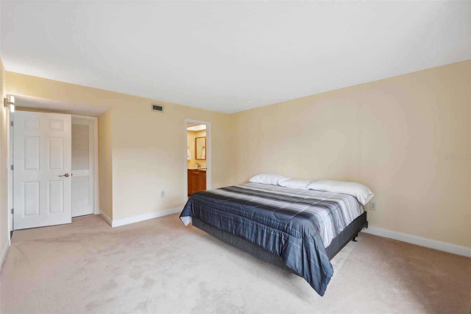 Listing photo id 17 for 143 Lakeside Drive 143