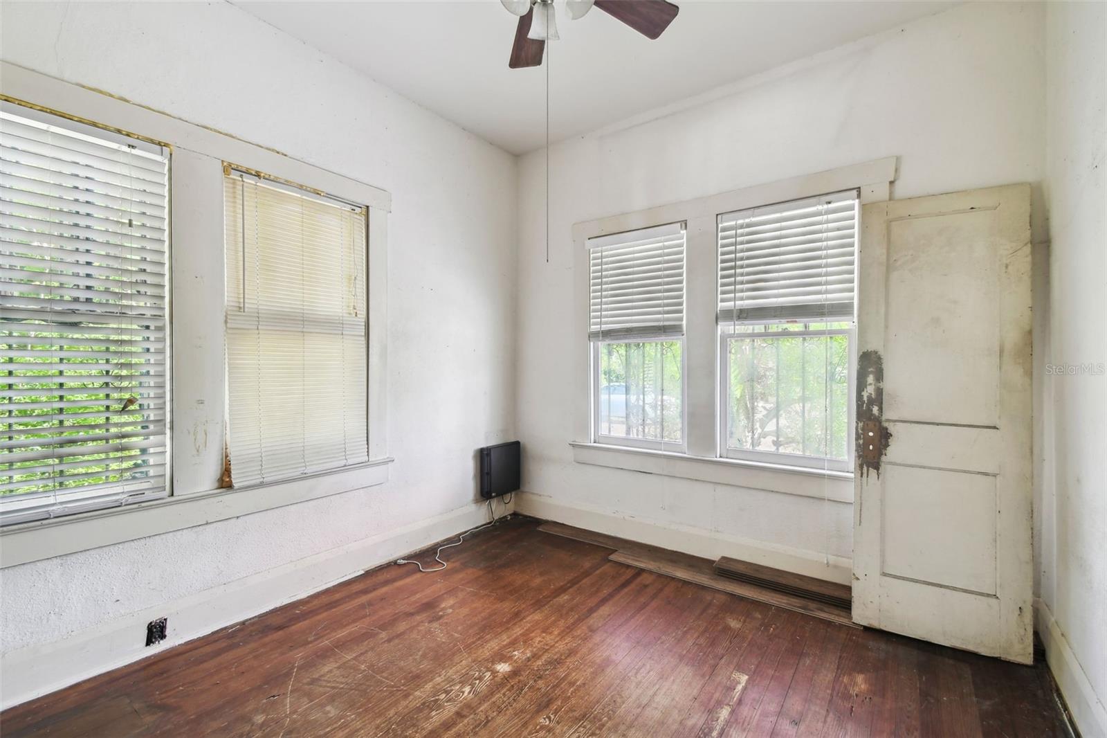 Image 27 of 90 For 702 Virginia Avenue