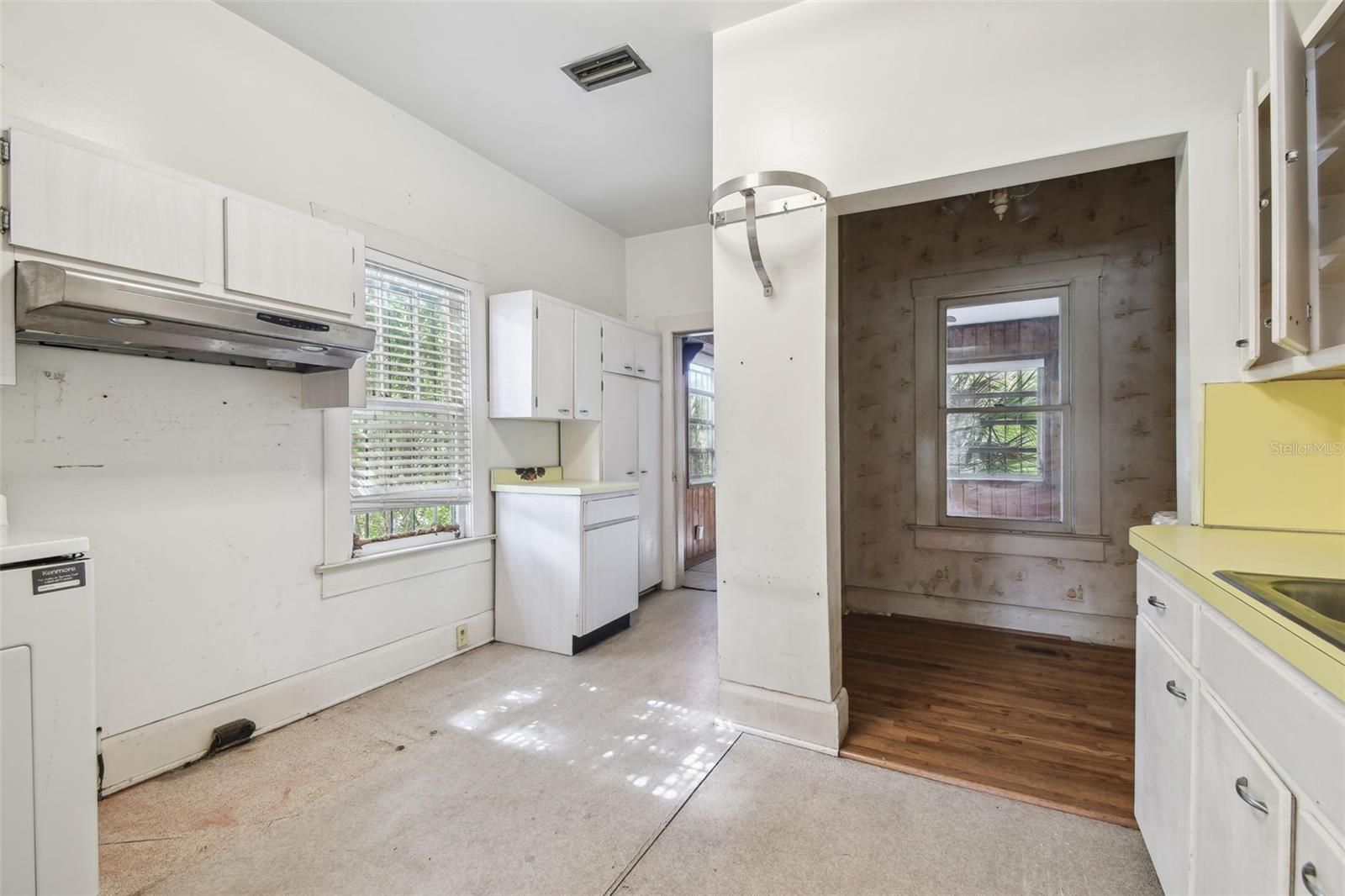 Image 45 of 90 For 702 Virginia Avenue