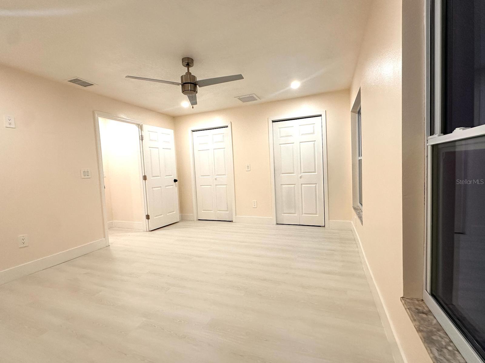 Listing photo id 9 for 733 Holly Terrace