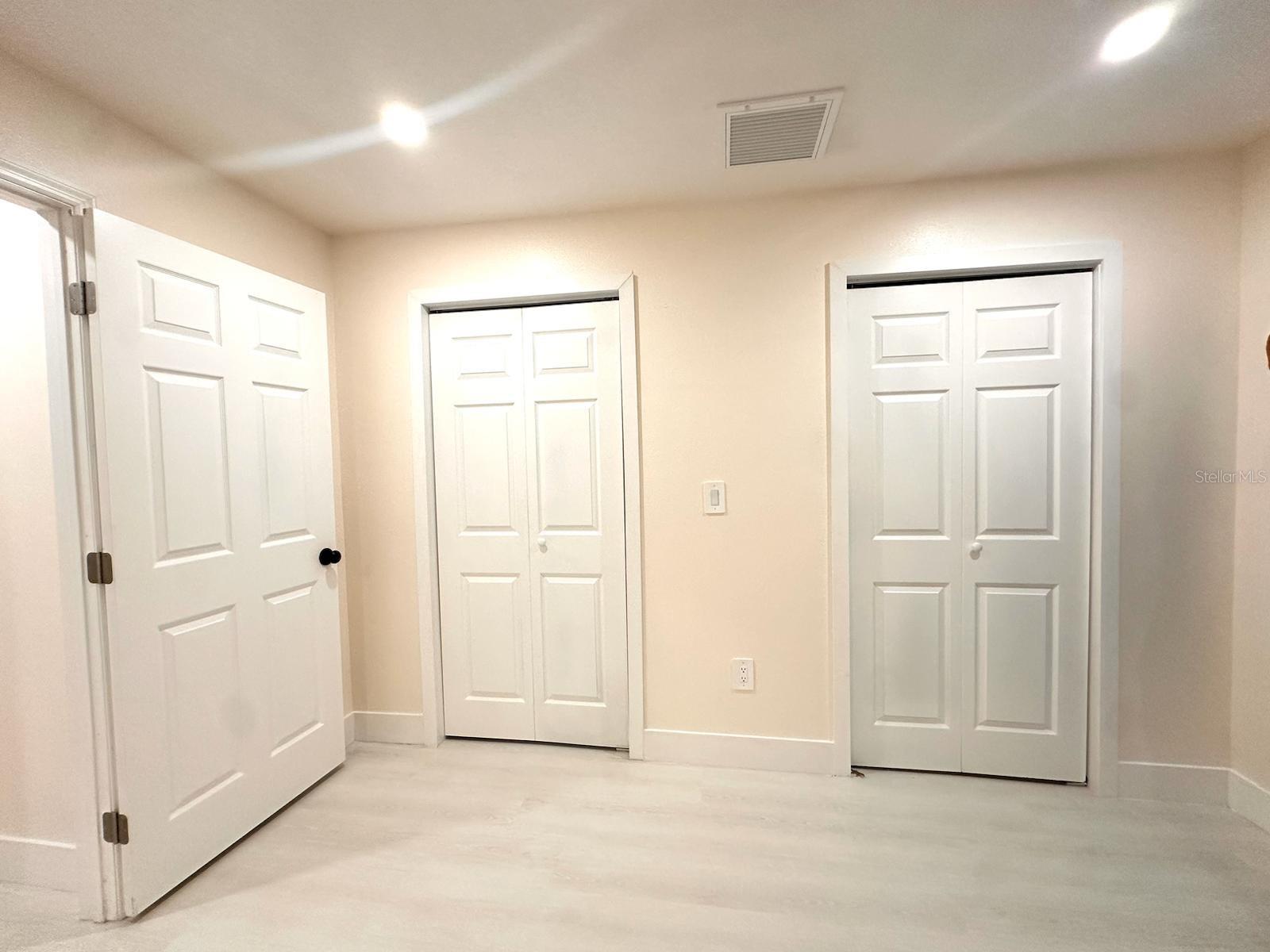 Listing photo id 10 for 733 Holly Terrace