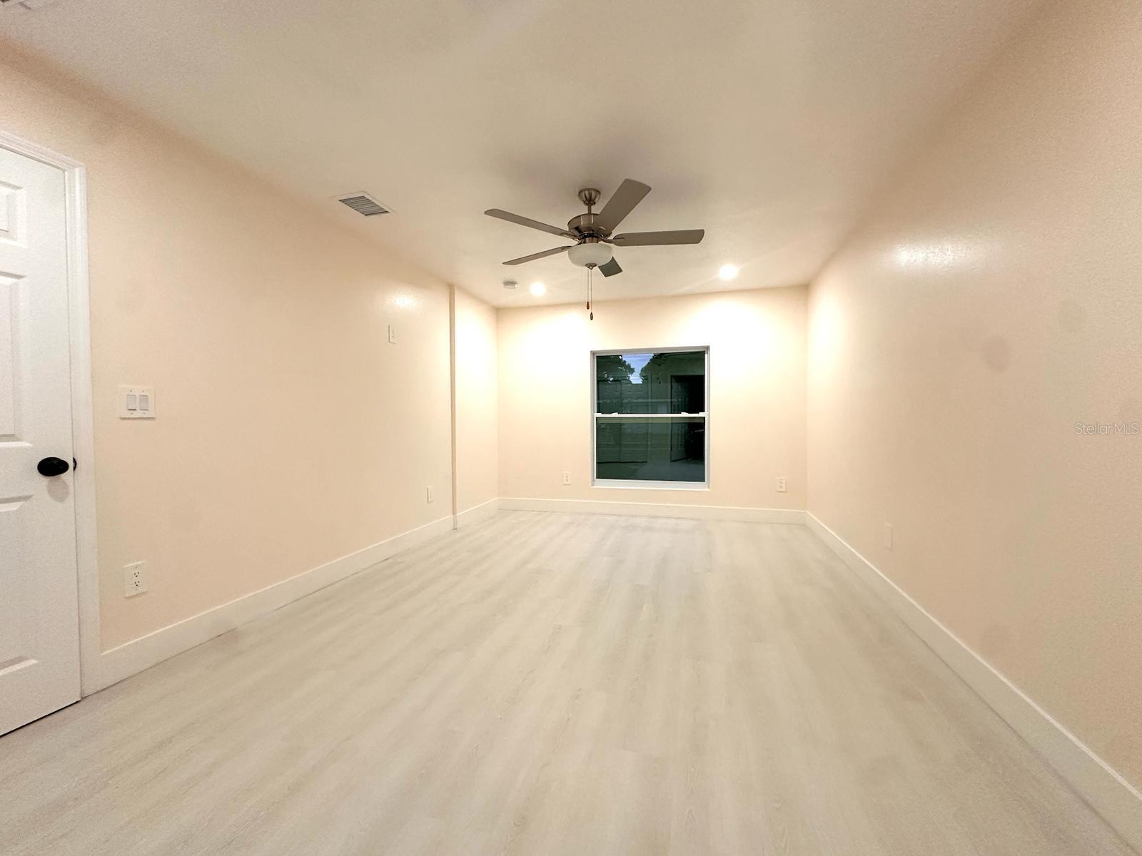 Listing photo id 12 for 733 Holly Terrace