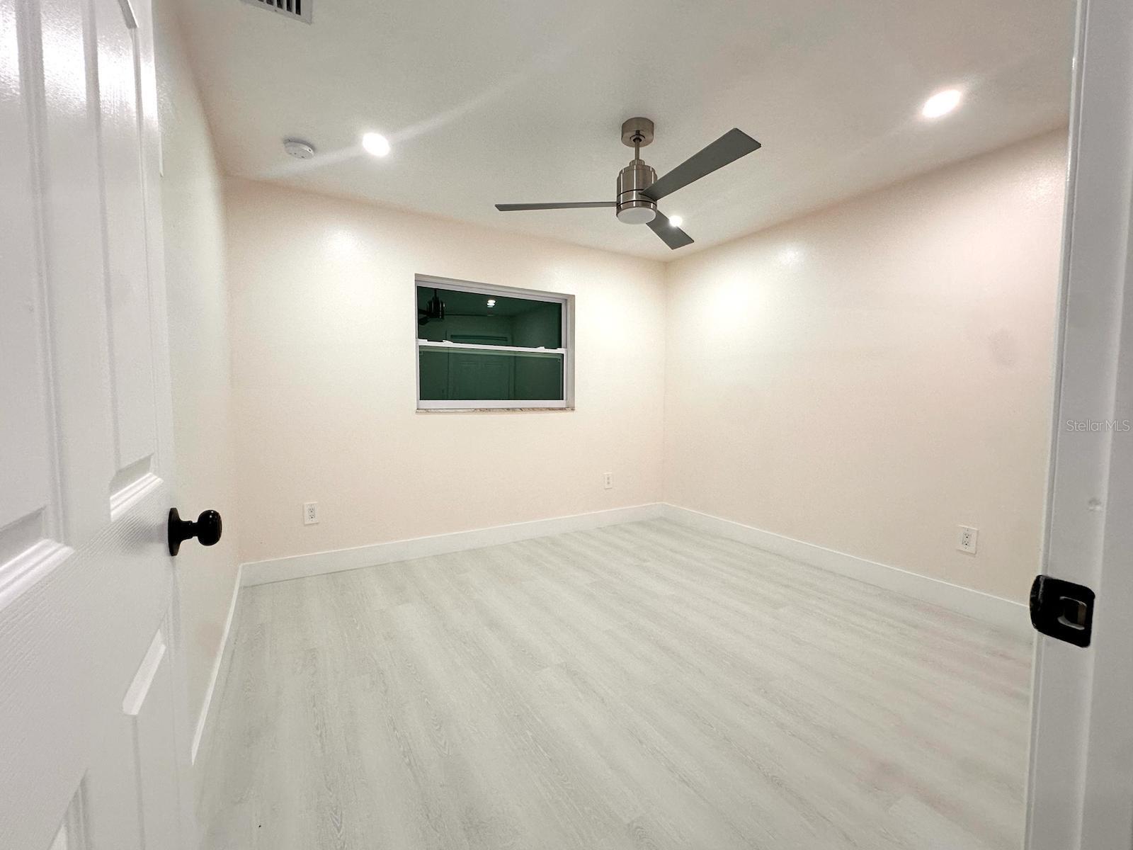 Listing photo id 14 for 733 Holly Terrace