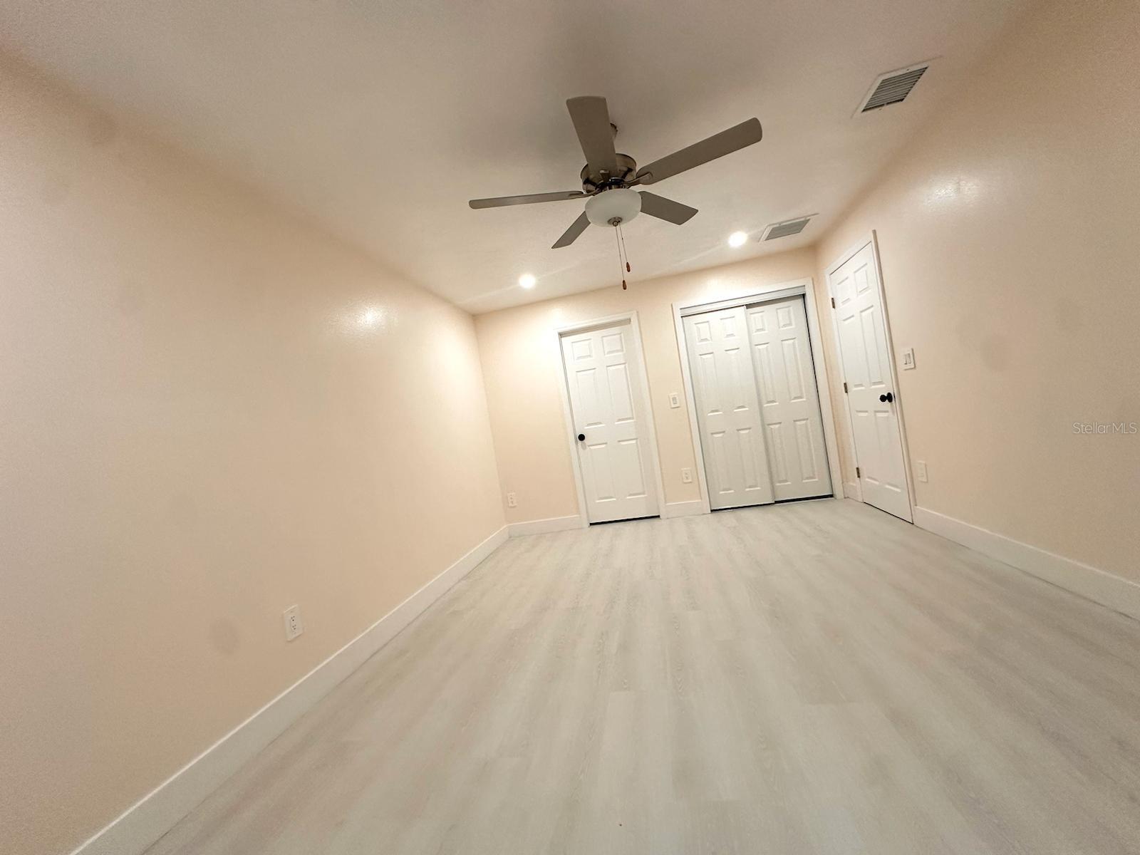 Listing photo id 15 for 733 Holly Terrace