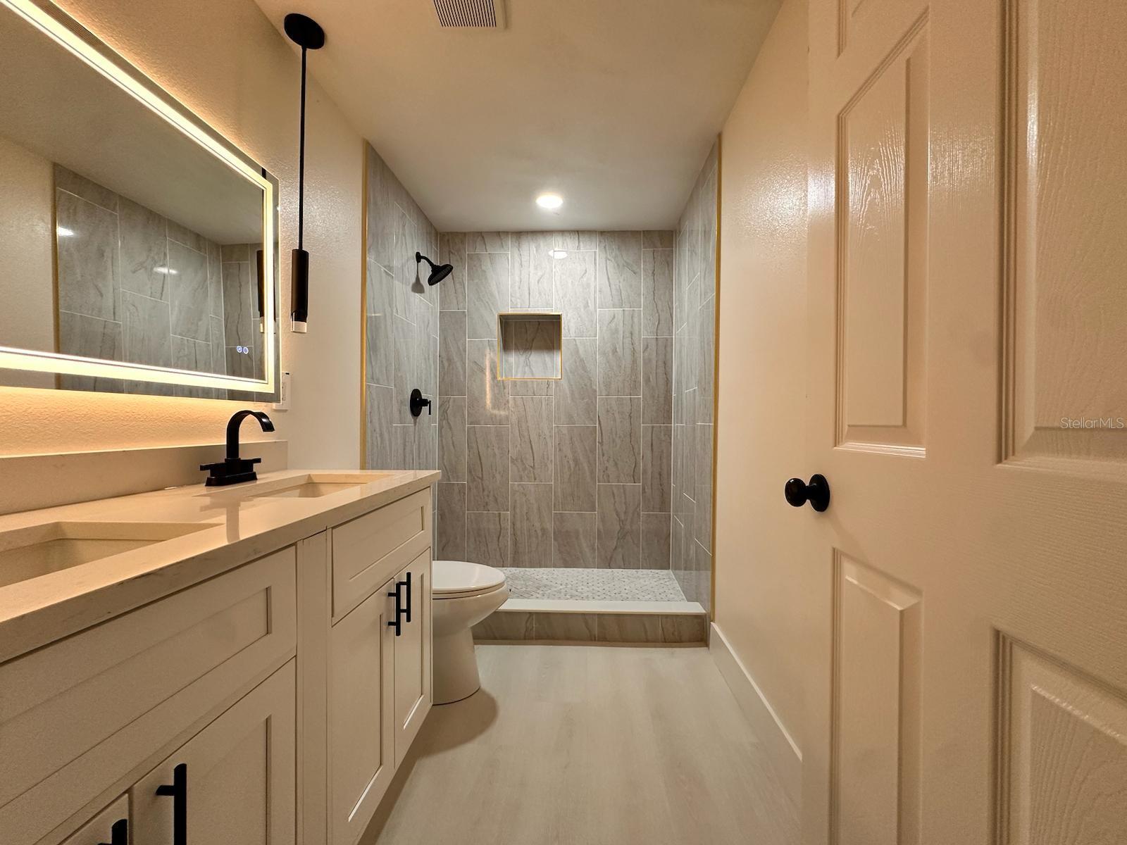 Listing photo id 22 for 733 Holly Terrace