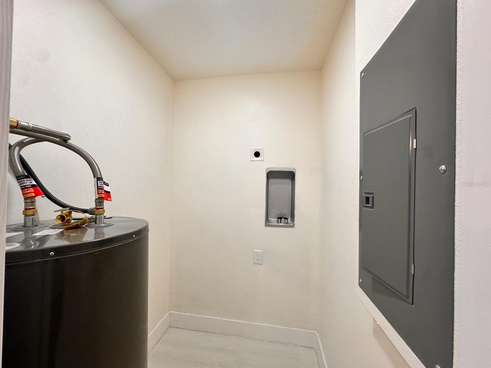 Listing photo id 24 for 733 Holly Terrace