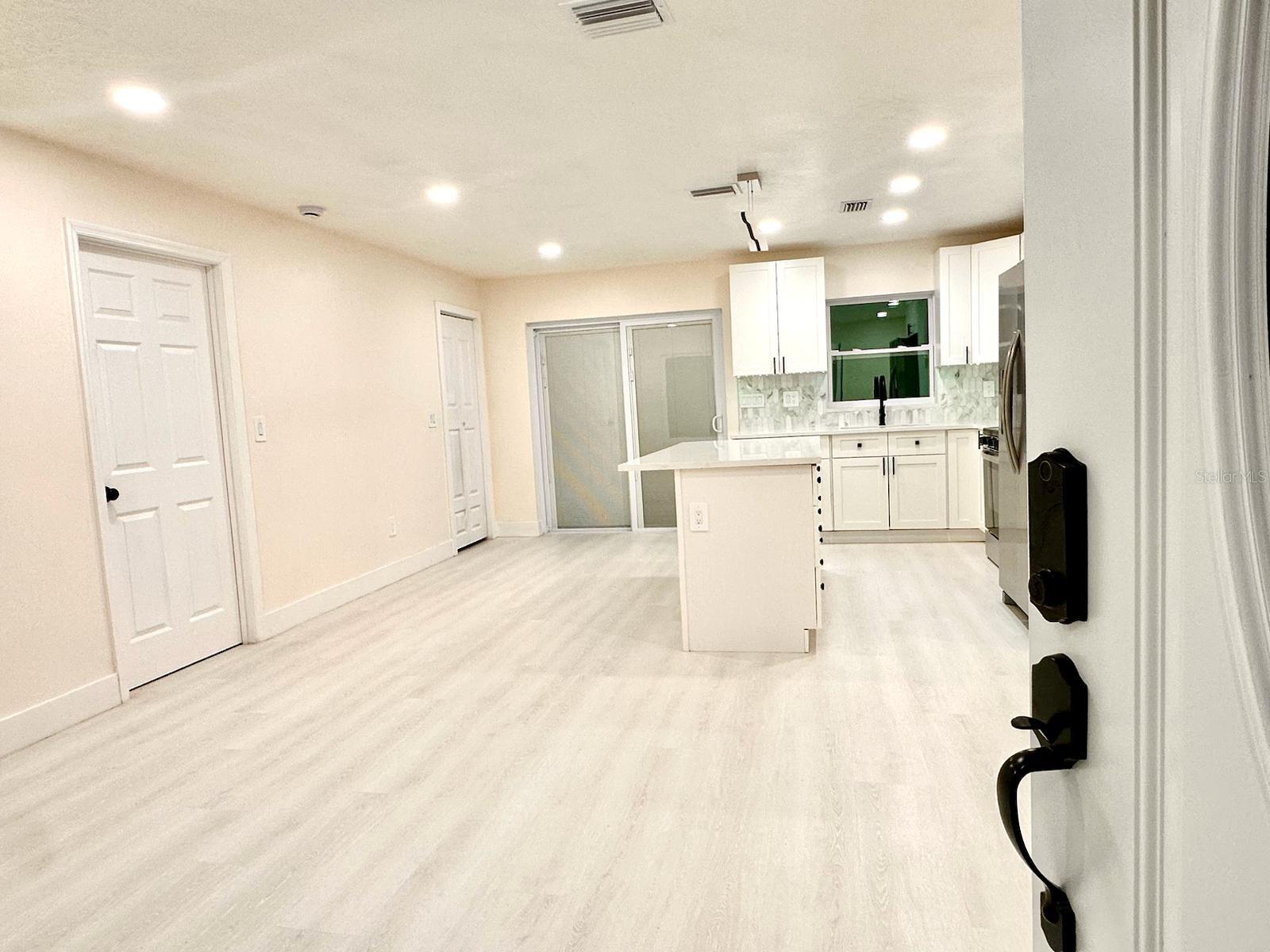 Listing photo id 1 for 733 Holly Terrace
