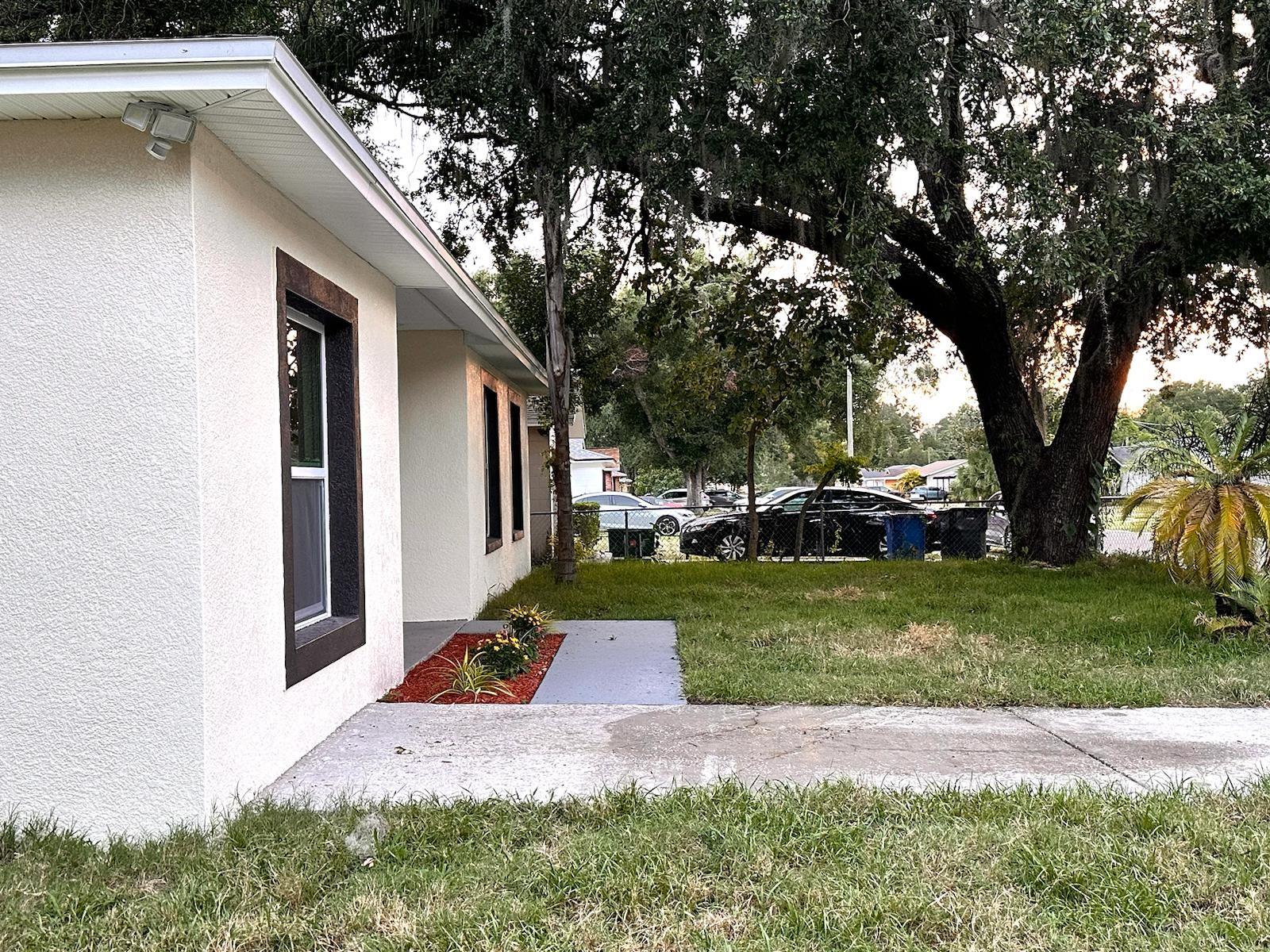 Listing photo id 28 for 733 Holly Terrace