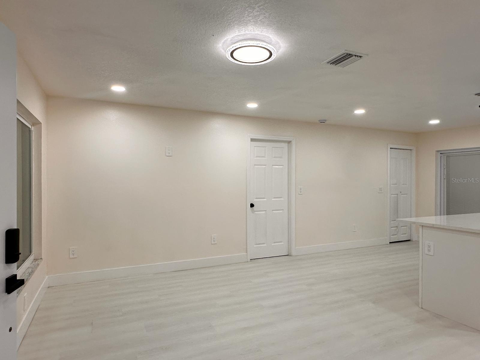 Listing photo id 2 for 733 Holly Terrace