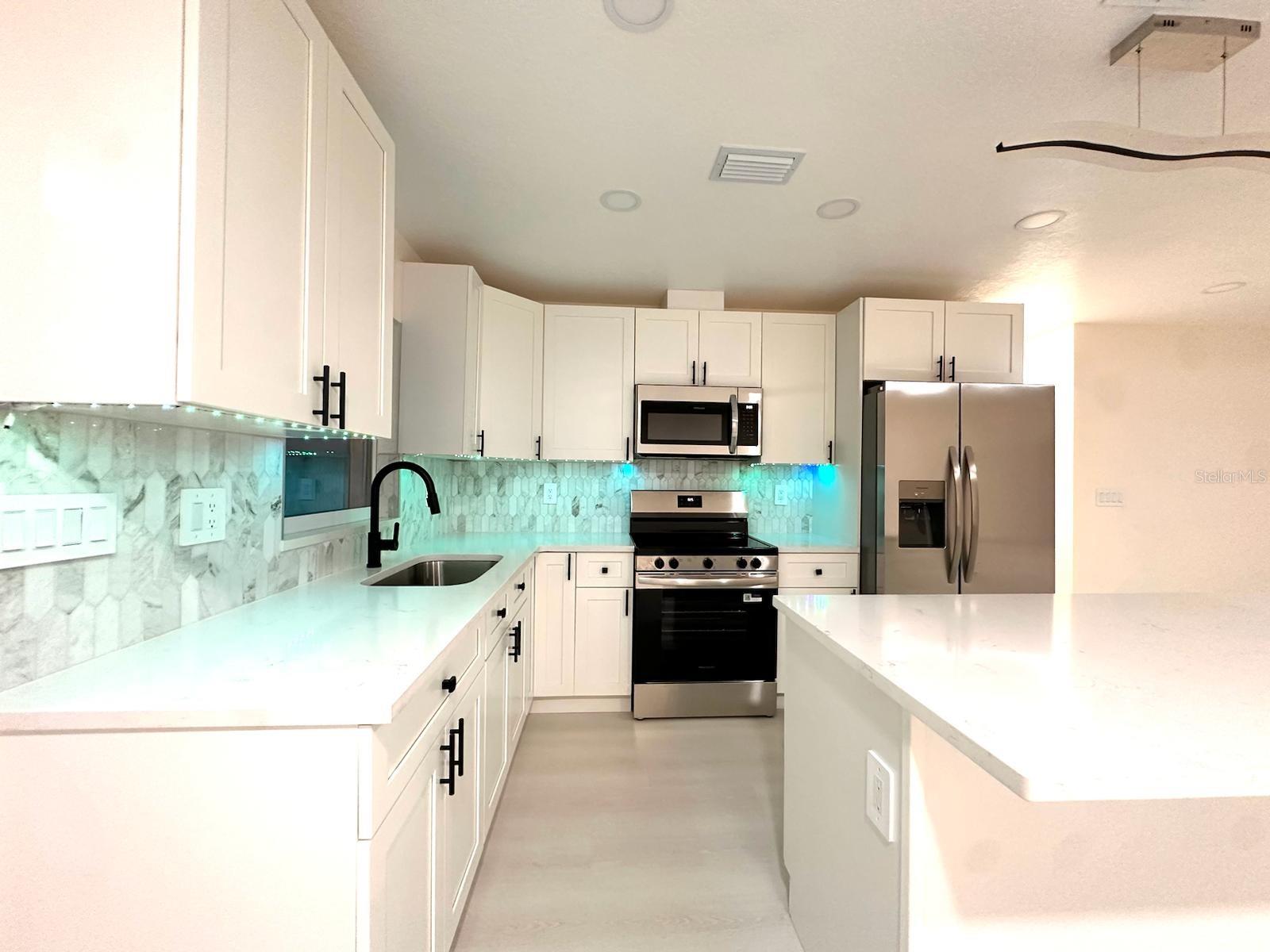 Listing photo id 3 for 733 Holly Terrace
