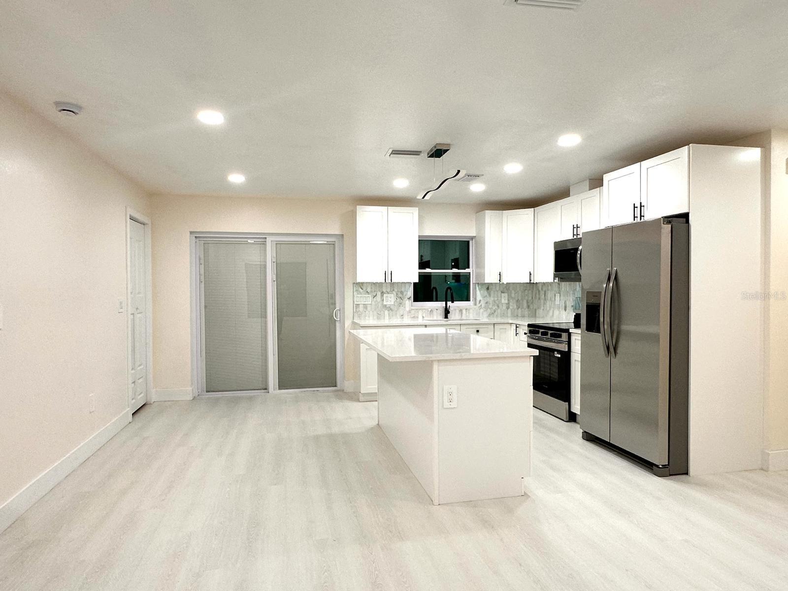 Listing photo id 5 for 733 Holly Terrace