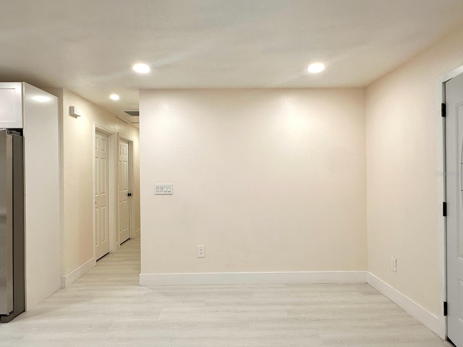 Listing photo id 7 for 733 Holly Terrace