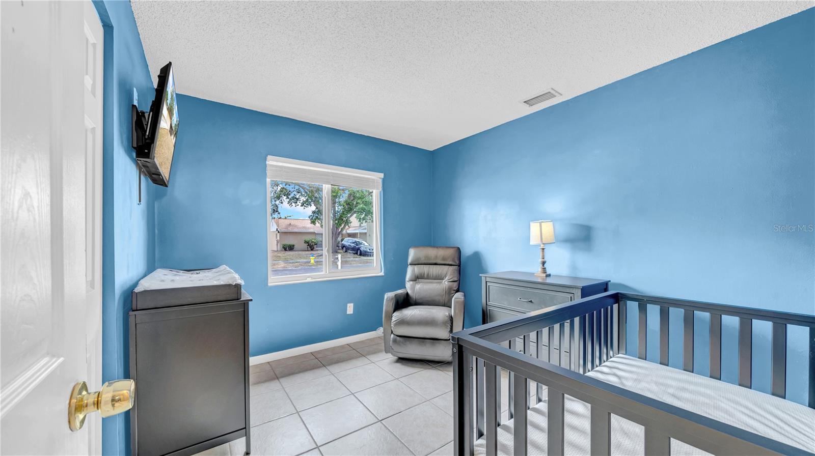 Image 16 of 26 For 812 Regent Circle S